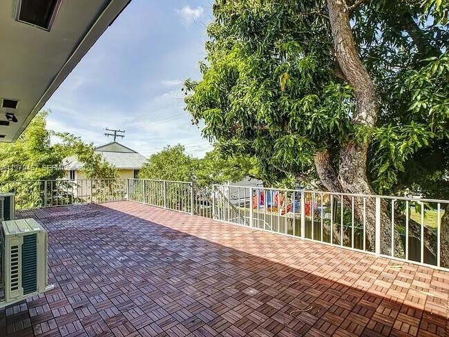 Building Photo - 1335 NE 5th Ave