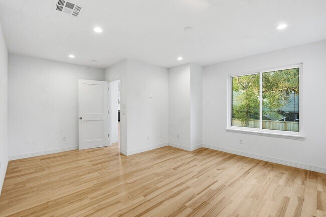 Building Photo - Beautiful Houston Home Featuring a Private Pool