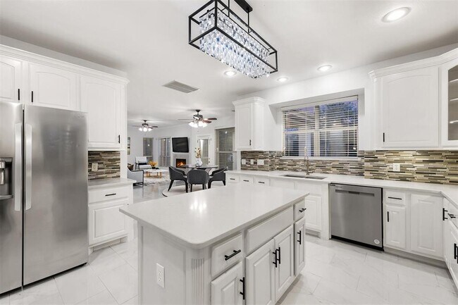 Building Photo - 402 Luna Vista Dr