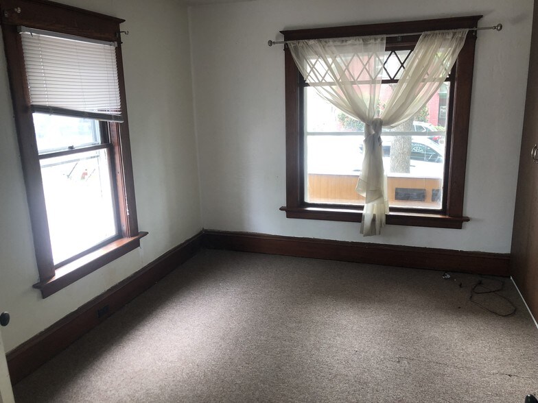 Building Photo - 58 King St