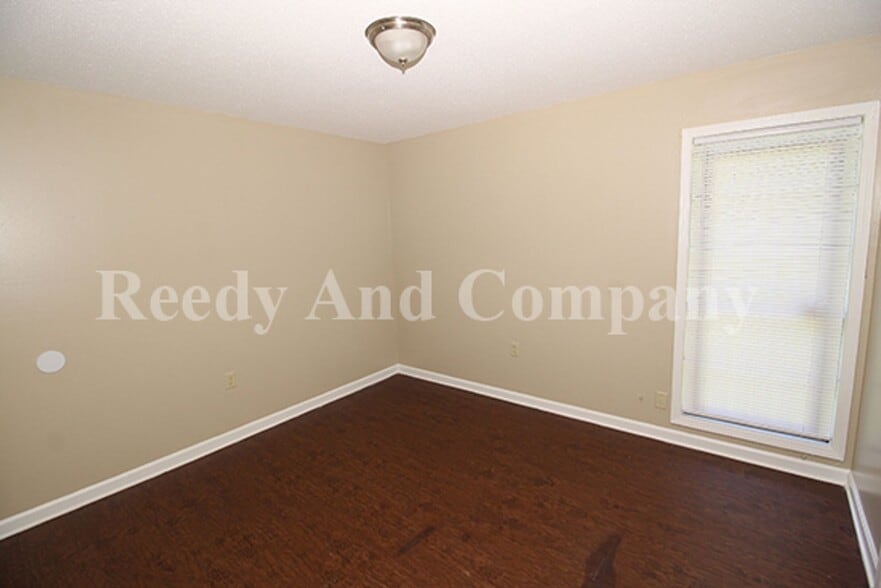 Building Photo - 5197 Chantilly Dr