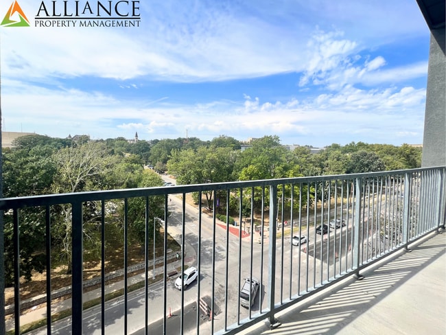 Building Photo - Maintenance Free Living ~ Close to KSU & Aggieville ~ Pet Friendly