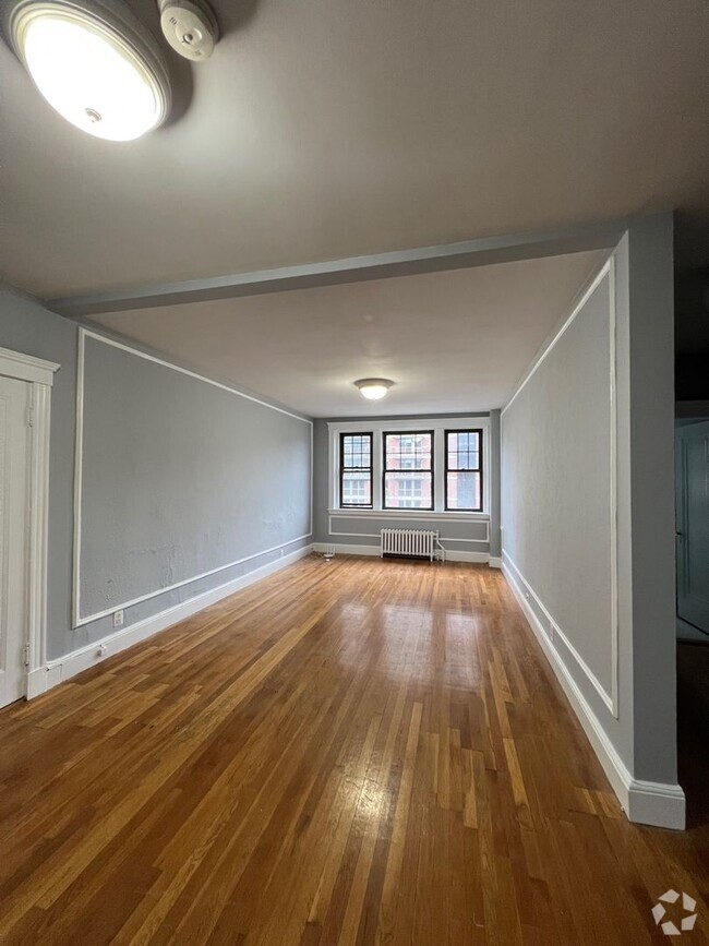 Building Photo - Newly renovated three bedroom on Commonwea...