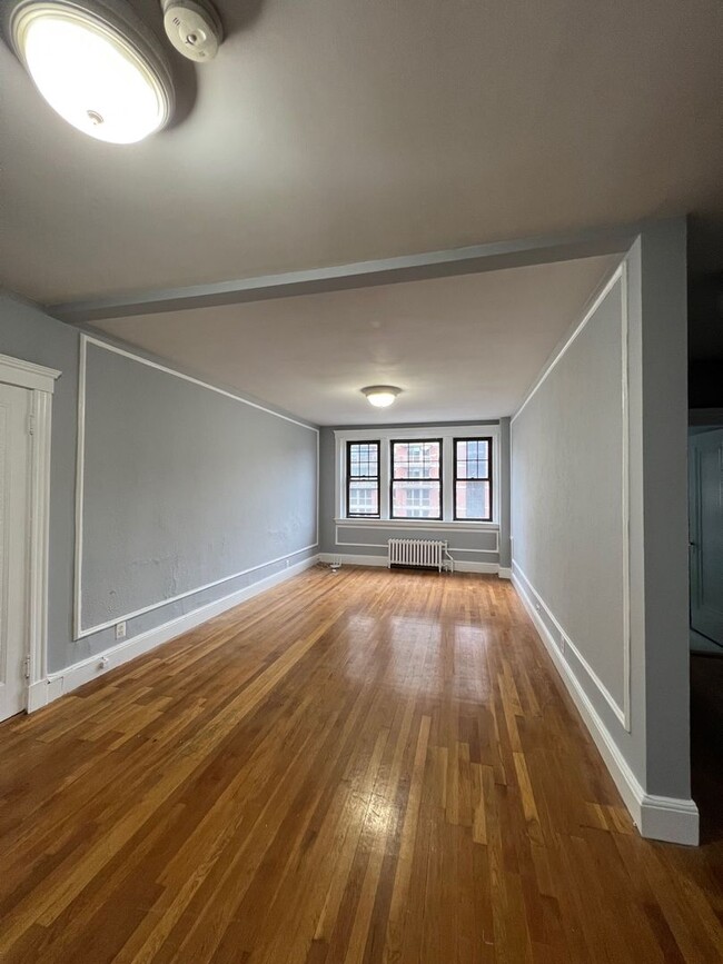 Primary Photo - Newly renovated three bedroom on Commonwea...