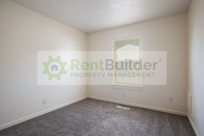 Building Photo - 10101 La Paz Dr