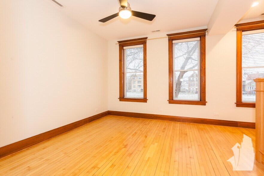 Building Photo - 2139 N Oakley Ave