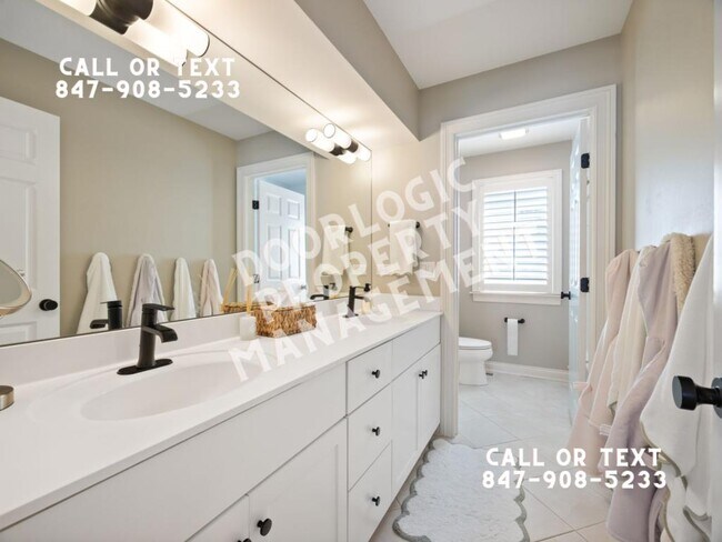 Building Photo - 735 W 8th St