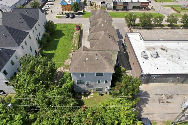 Building Photo - 214 W 28th St