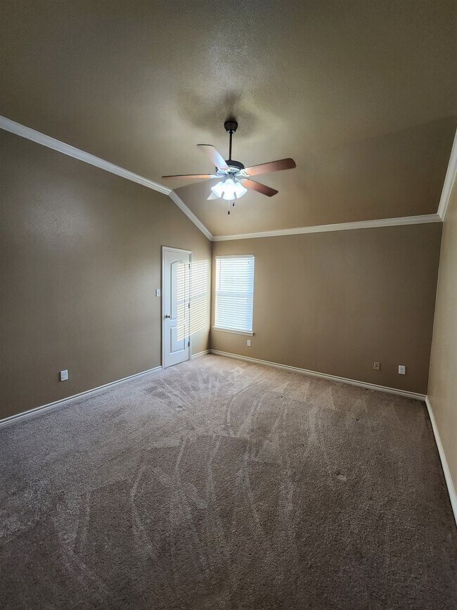 Building Photo - Beautiful 3 bed/2 bath Duplex off of Bunny...