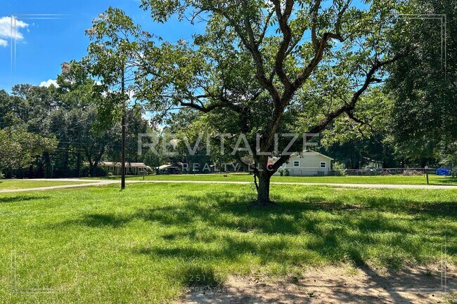 Building Photo - Fully Remodeled 3-Bed Home with Spacious Y...