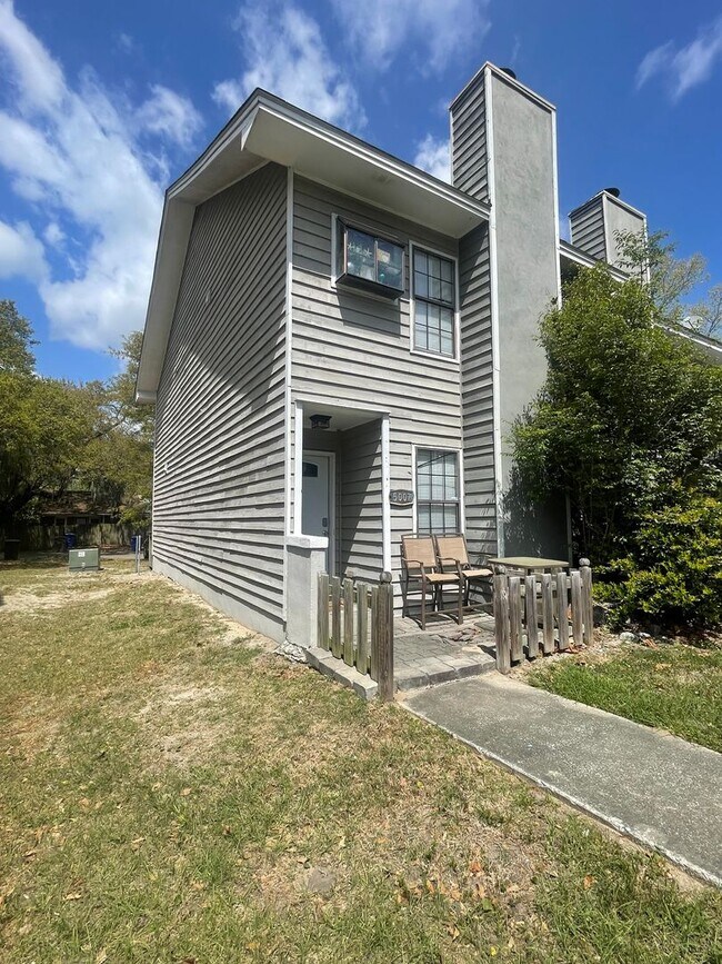 Building Photo - 3/3 Lowcountry Living in the Heart of Park Circle