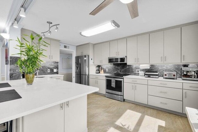 Building Photo - 5049 N Hwy A1A