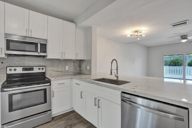 Building Photo - 9913 NW 57th Manor