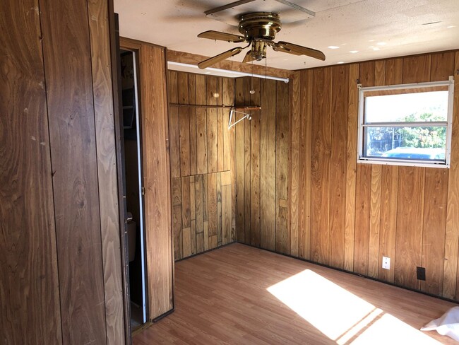 Building Photo - Trailer House; 3 bed 2 bath, covered patio