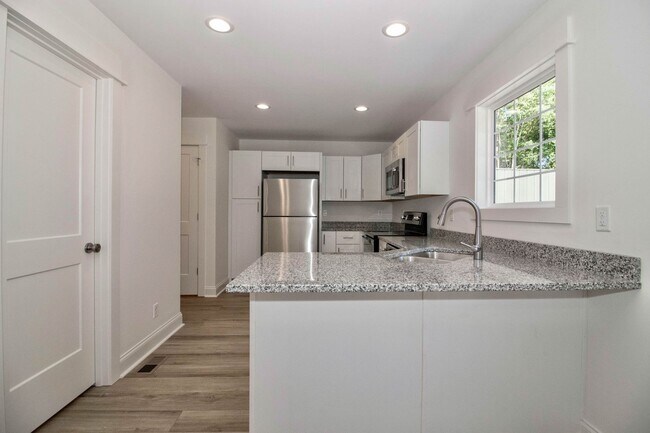 Building Photo - Lux Three Bedroom Townhouse in Sherrills Ford