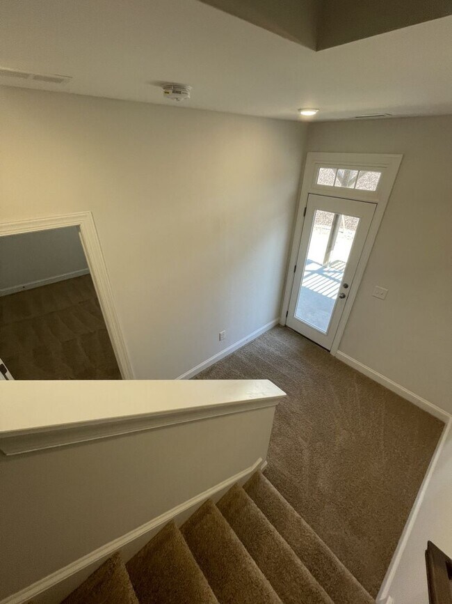 Building Photo - 3 Bd 3.5 Ba end unit townhouse