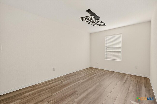 Building Photo - 361 Wren Ln
