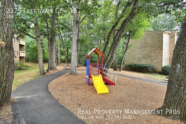 Building Photo - 2325 Freetown Ct
