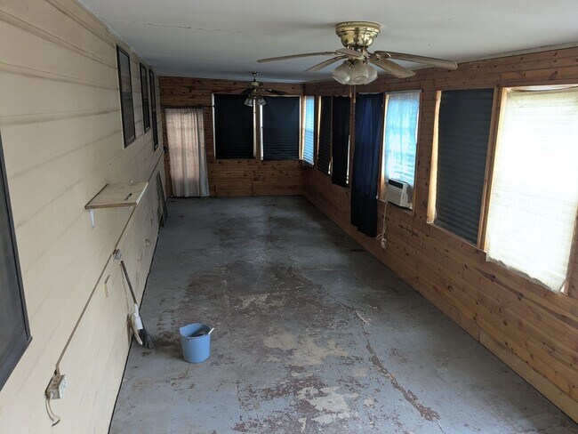 Building Photo - Spacious 4 Bed 2 Bath with Enclosed Patio and Stainless Steel Appliances