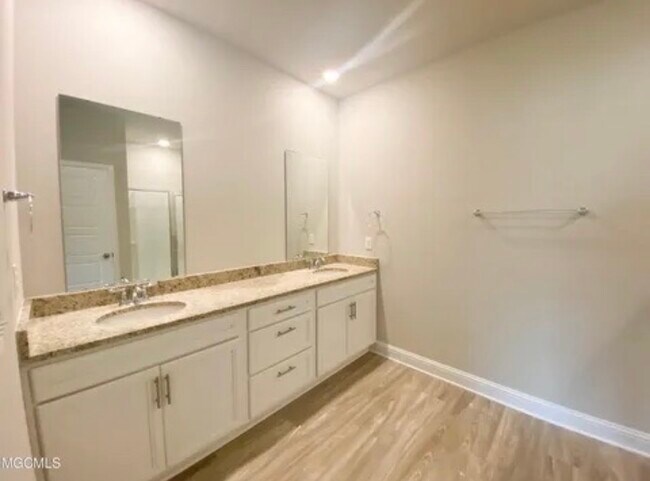 Building Photo - 5490 Overland Dr