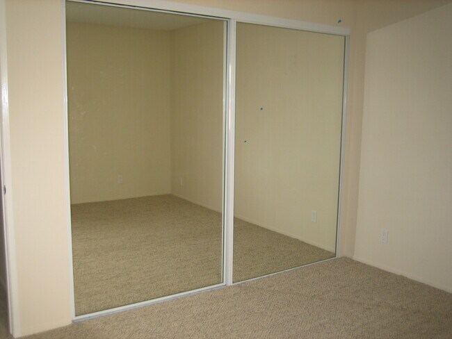 Second Bed - 5320 Zelzah Ave