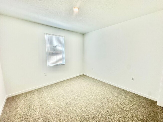 Building Photo - 878 Fruitwood Ave
