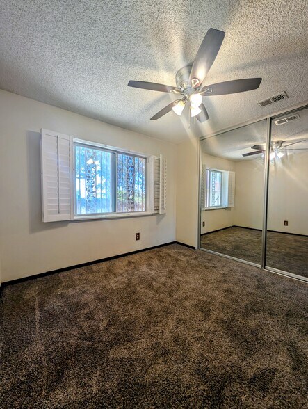 Building Photo - 885 W 56th St