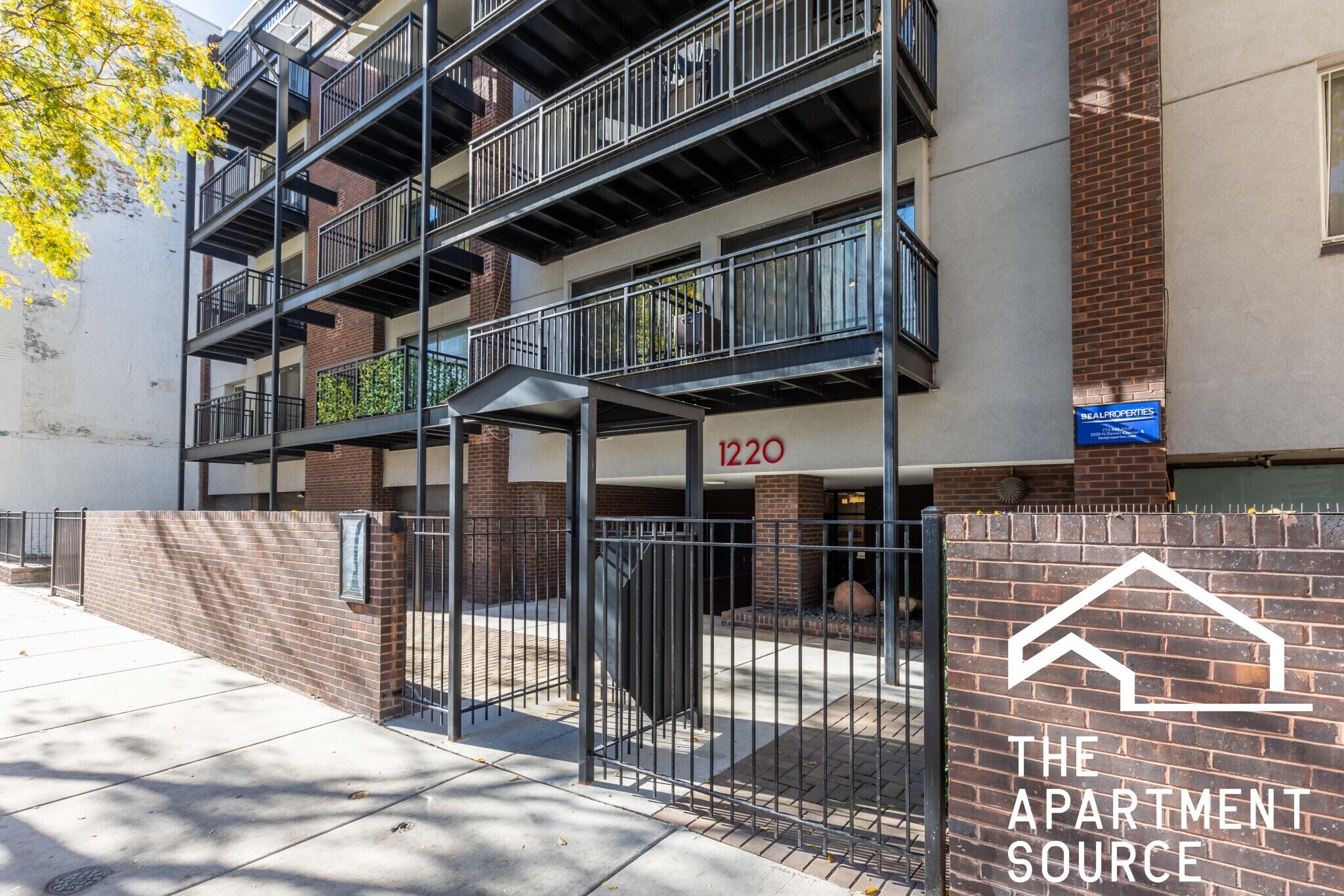 Building Photo - 1220 N La Salle Dr