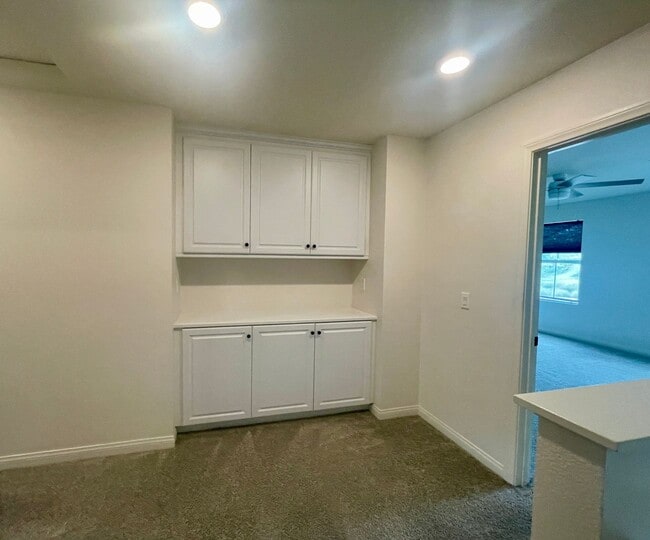 Building Photo - 3 Bdrm, 2.5 Ba Townhouse w/2 Car Attached Garage Available For Rent