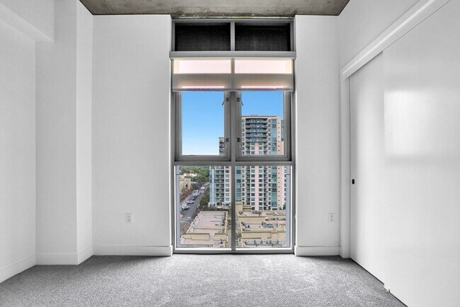 Building Photo - Gorgeous downtown unit! Views from every room!
