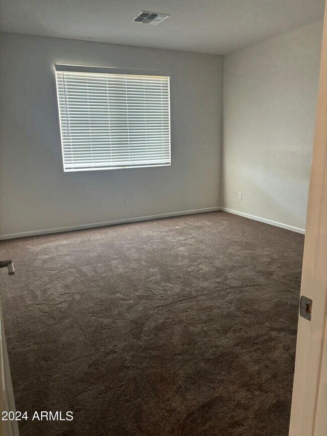 Building Photo - 2002 E Brooklyn Dr