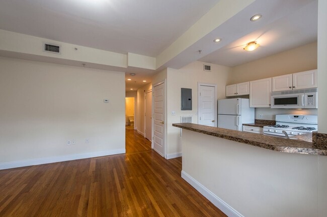 Building Photo - 2 bed/2 bath in Allston