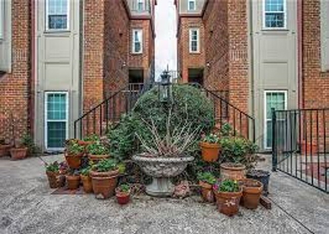 Building Photo - 4419 Holland Ave