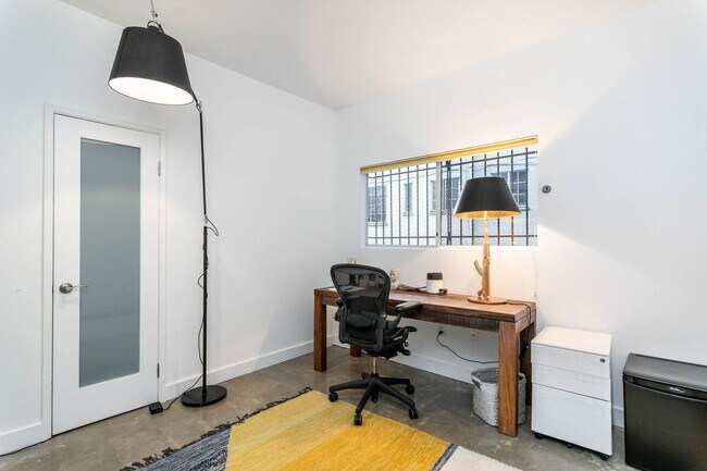 Building Photo - 166 S Hayworth Ave