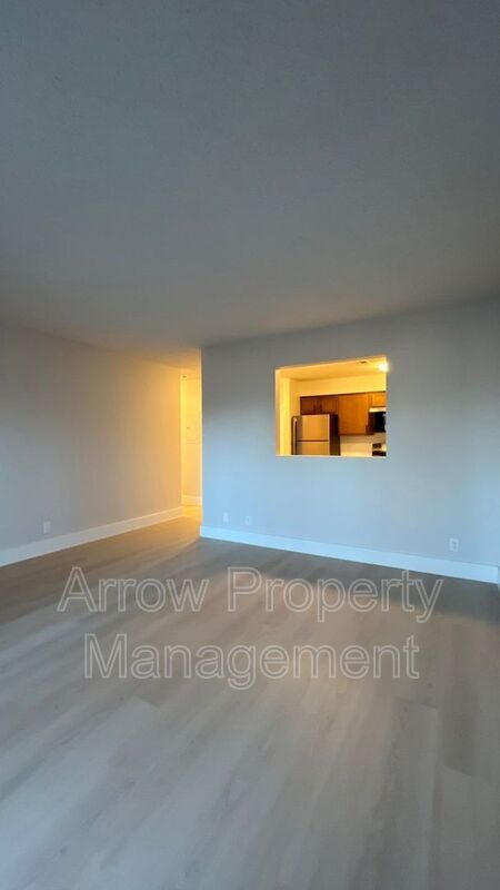 Building Photo - 515 W Saunders Ave