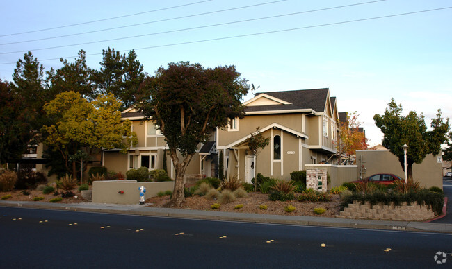 Building Photo - Magnolia Townhomes