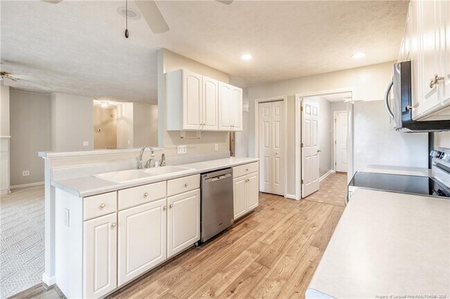 Building Photo - 789 Daphne Ln