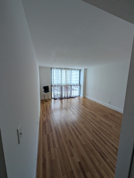 Building Photo - 2655 Collins Ave