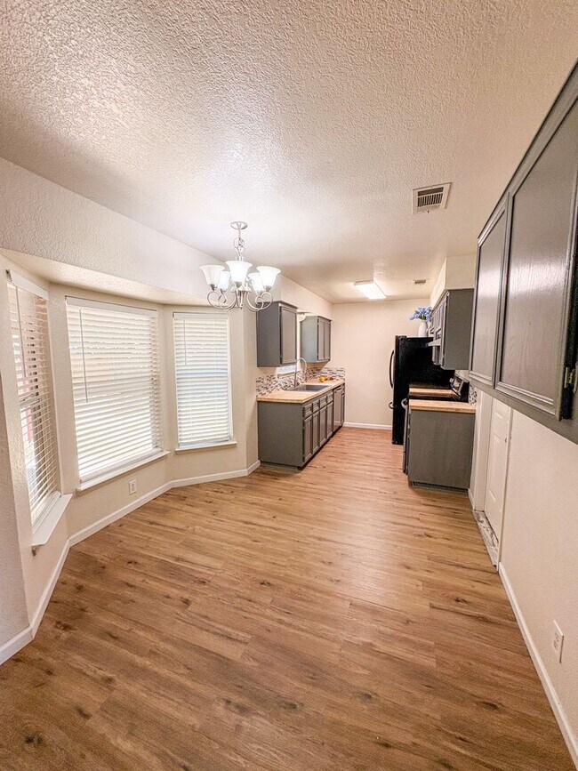 Building Photo - 2508 Hidden Hill Dr