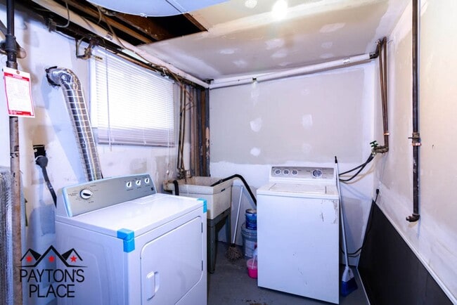 Building Photo - Spacious Single Family home with Huge Back...