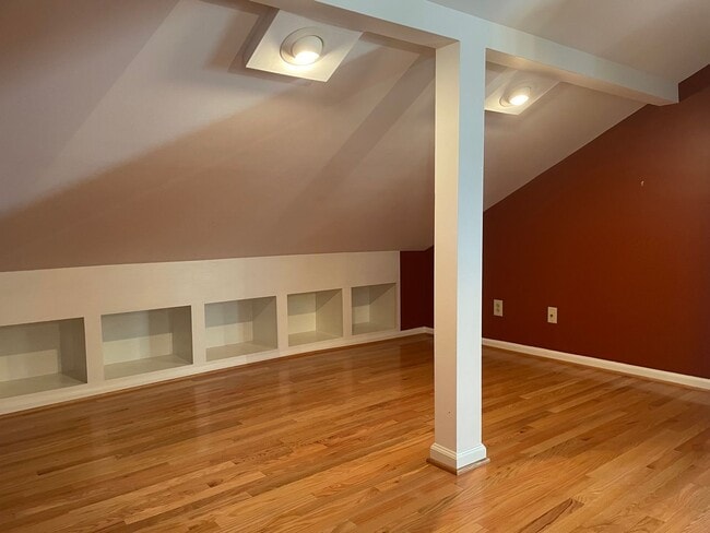 Building Photo - Historic Home 3BR / 2BA Detached Garage, W...