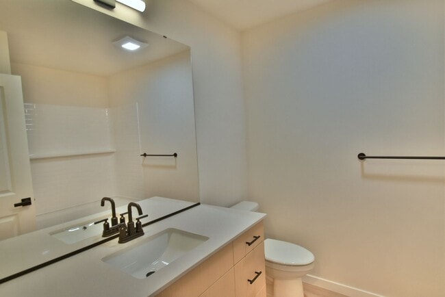 Building Photo - 3bd/2.5ba Lynnwood Townhome
