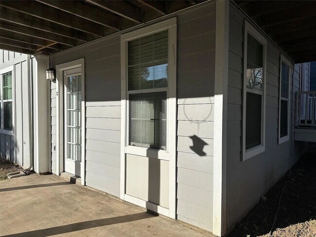Building Photo - "Charming 1-Bedroom Condo Retreat in San Marcos – Perfect Comfort in 500 Sq Ft!"