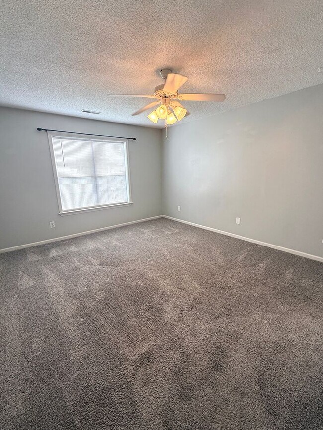 Building Photo - RENT SPECIAL! Updated Holten Place, top fl...