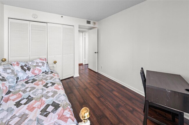 Building Photo - 2555 Collins Ave