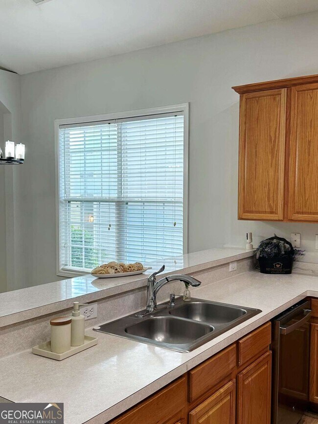 Building Photo - 6834 White Walnut Way