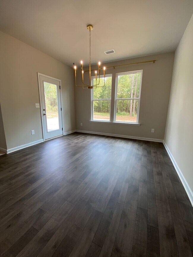 Building Photo - SPECIAL: HALF OFF FIRSTS MONTH RENT! Lovel...