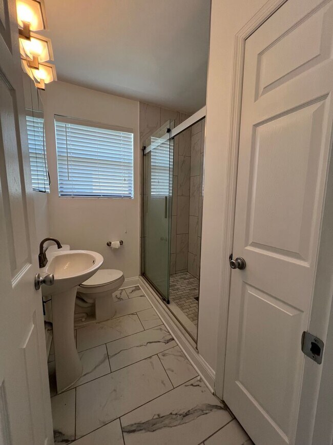Building Photo - Beautiful renovated 1 bedroom Condo with R...
