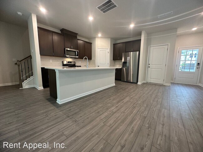 Building Photo - 3 br, 2.5 bath House - 270 Timberland Avenue