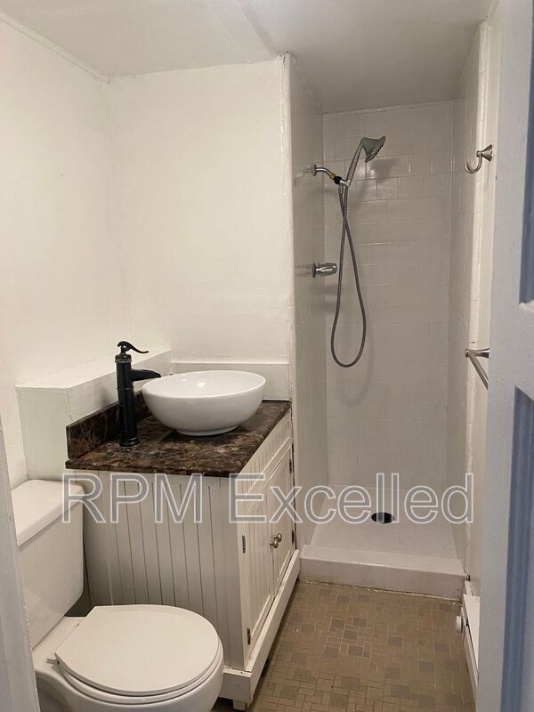 Building Photo - 824 6th St SE